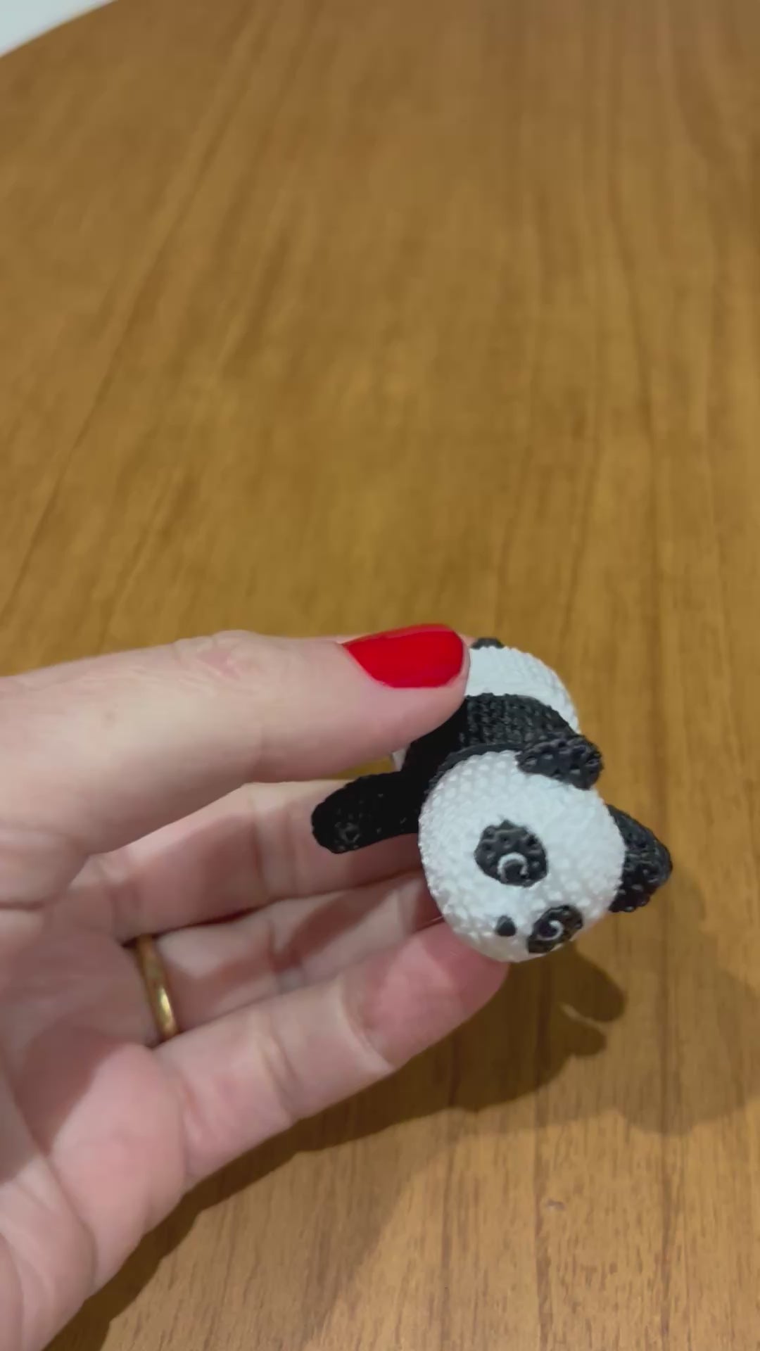Urso Panda Nico - Bichinho Sensorial Articulado de Crochê